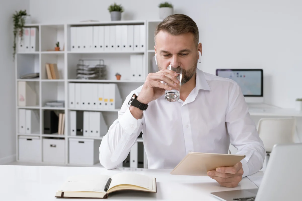 چه مقدار آب باید در طول روز بنوشیم؟