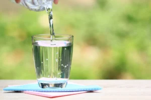 راهنمای انتخاب بهترین آب آشامیدنی برای مصرف روزانه