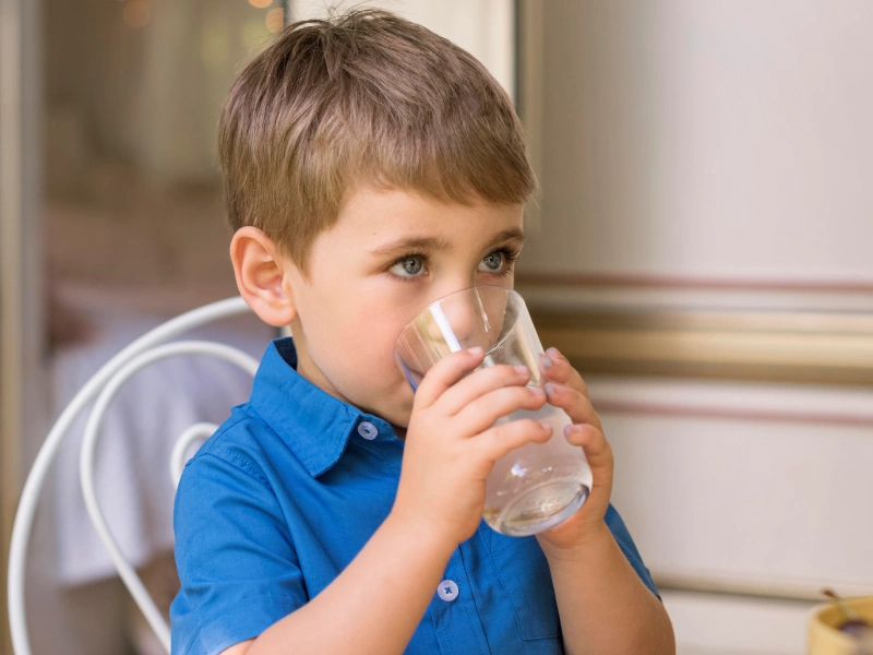 میزان آب مورد نیاز کودکان در طول روز چقدر است؟