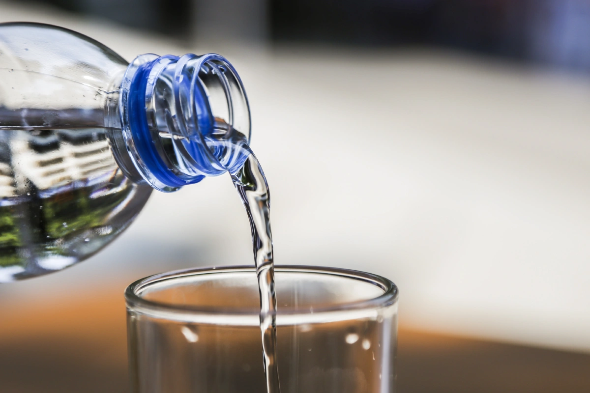 آب چه نقشی در بدن انسان دارد؟ بررسی 7 وظیفه حیاتی آب