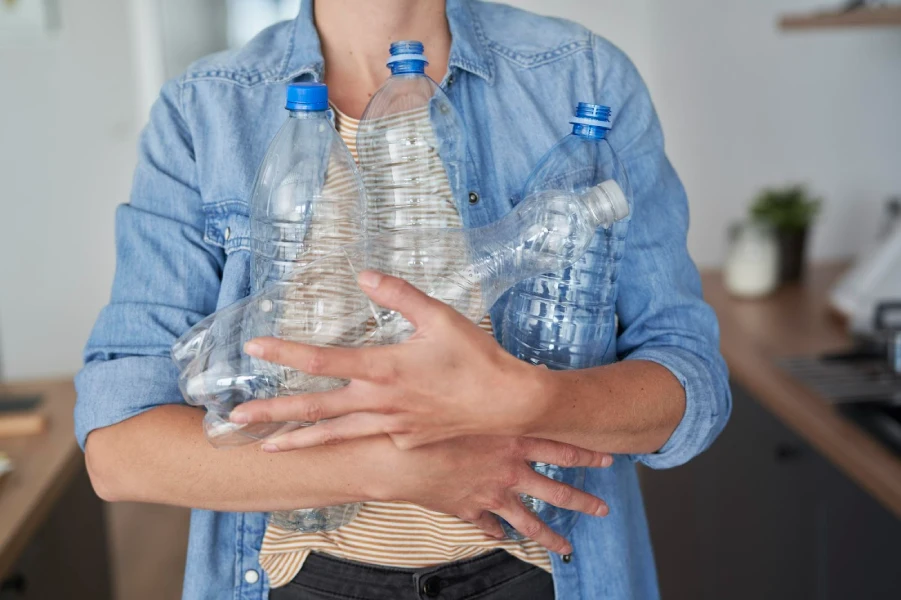 ویژگی‌ها و مواد تشکیل‌دهنده بطری پلاستیکی آب معدنی