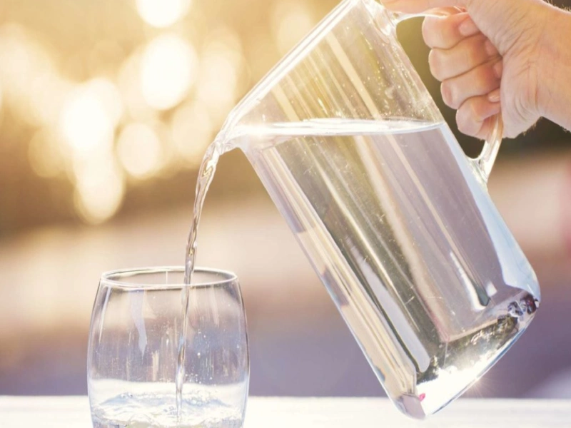 نوشیدن آب و ۱۰ باوری که همه اشتباه فکر می‌کنند