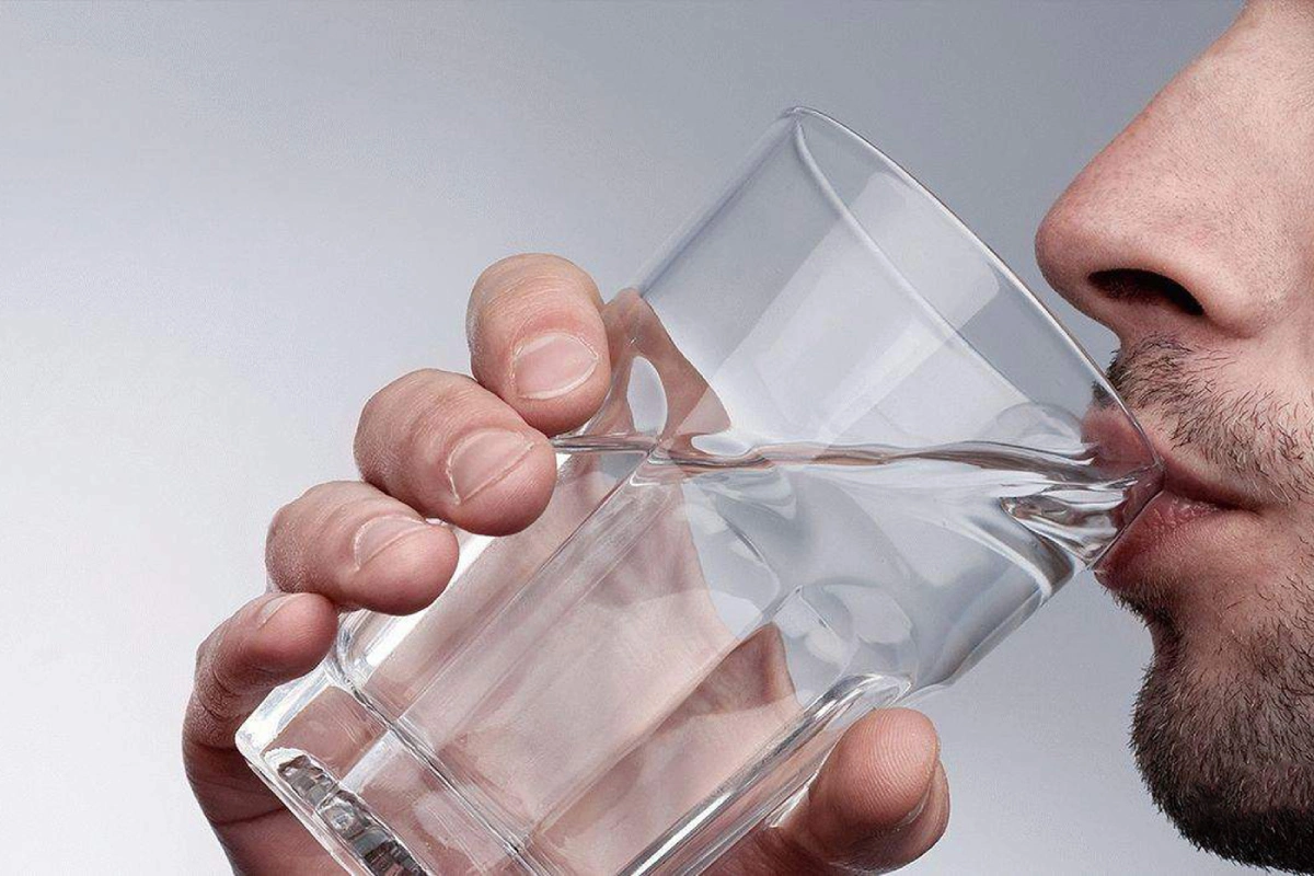 نوشیدن آب و ۱۰ باوری که همه اشتباه فکر می‌کنند