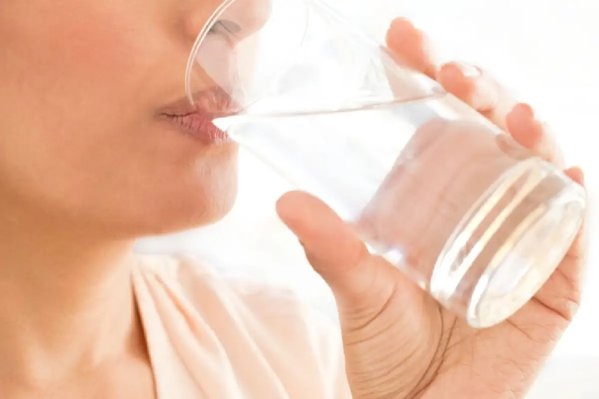 آیا نوشیدن آب به سلامت کلیه کمک می‌کند؟