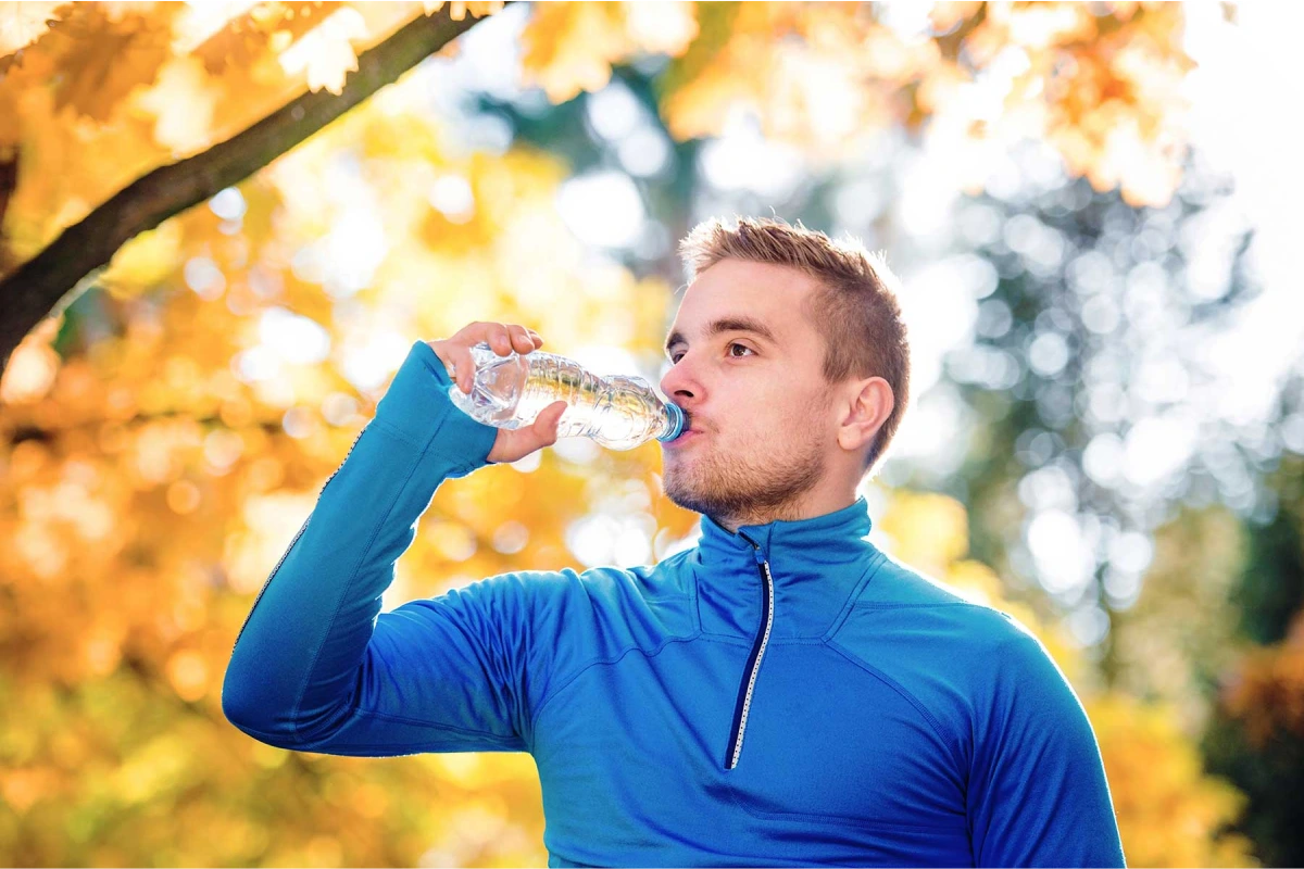 چقدر آب در پاییز بنوشیم؟ برنامه هیدراتاسیون در هوای خنک