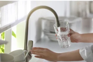 چگونه مطمئن شویم آب آشامیدنی خانه‌مان سالم است؟